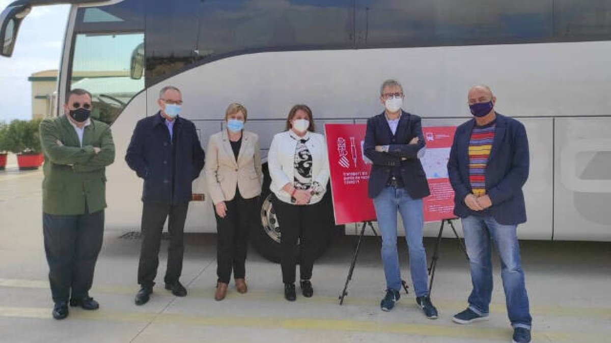 La consellera de Sanidad, Ana Barceló, junto a la concejal alicantina, Julia Llopis, y otros responsables políticos de estas instalaciones