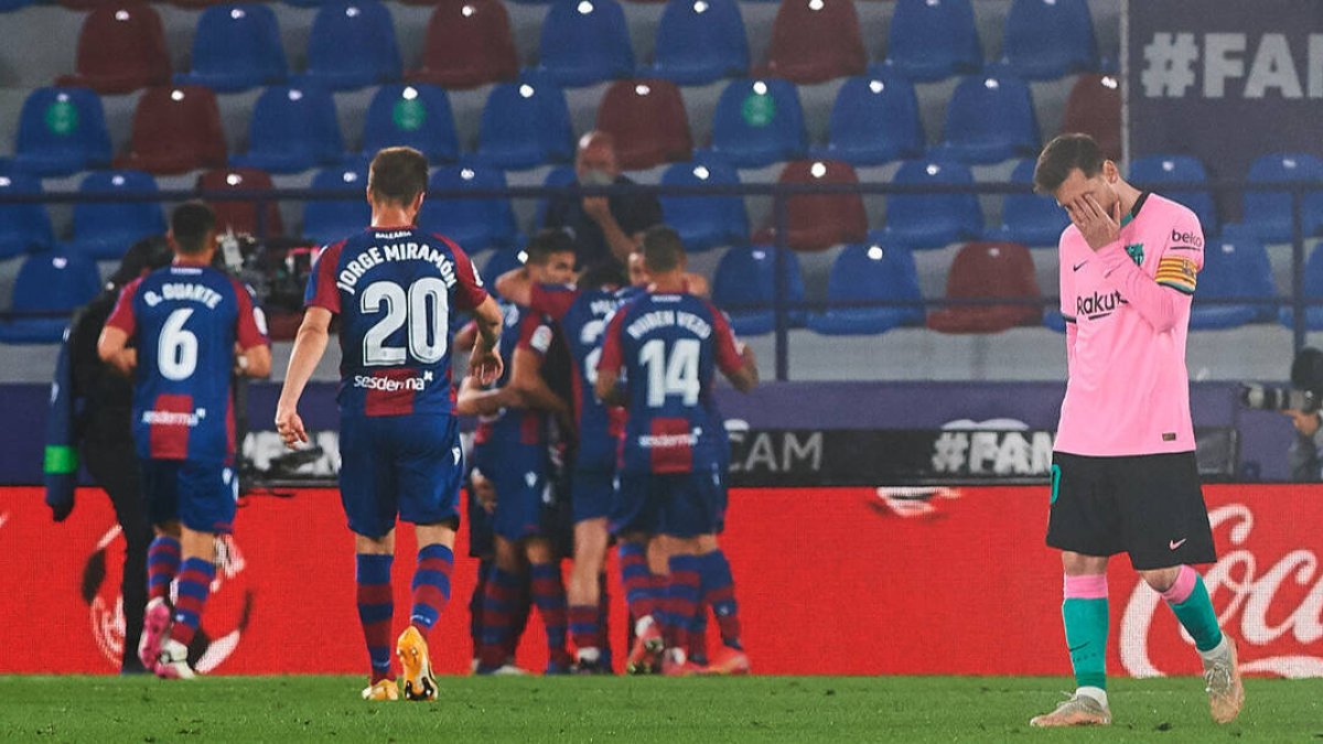 Messi se lamenta ante la celebración de uno de los goles del Levante.