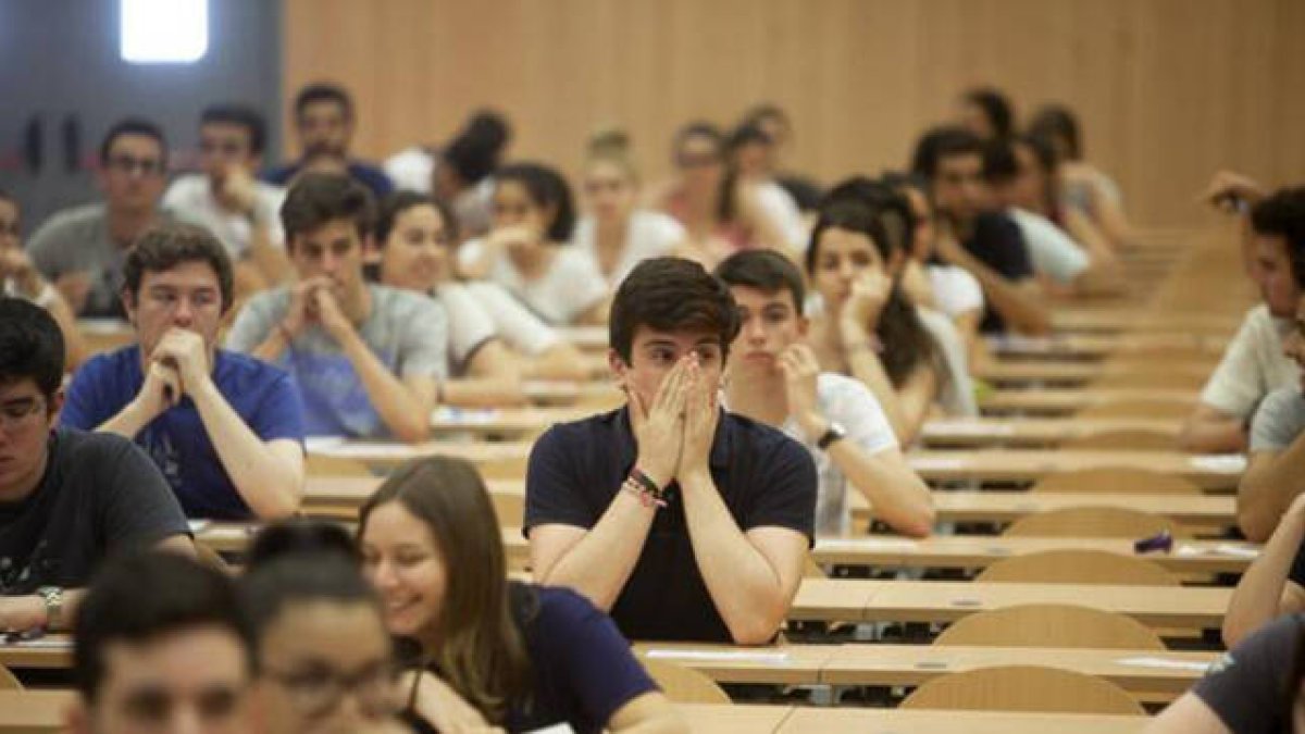 Estudiantes haciendo la EBAU en una imagen de archivo