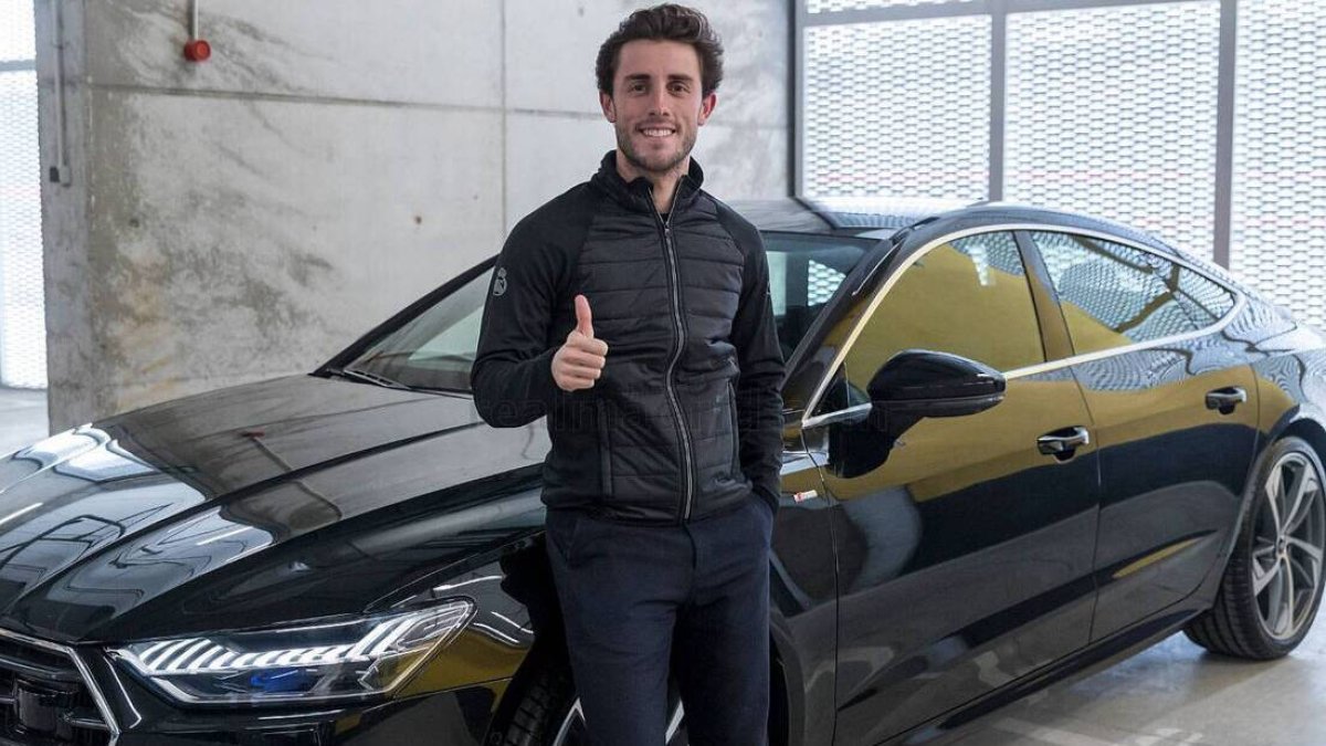 Álvaro Odriozola posa con su flamante nuevo coche.