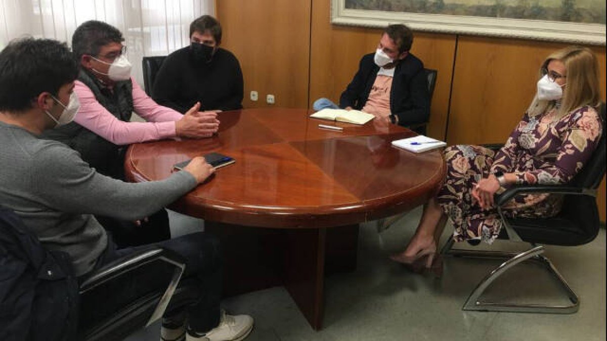 La alcaldesa de Petrer, Irene Navarro, junto a un grupo de empresarios de la localidad