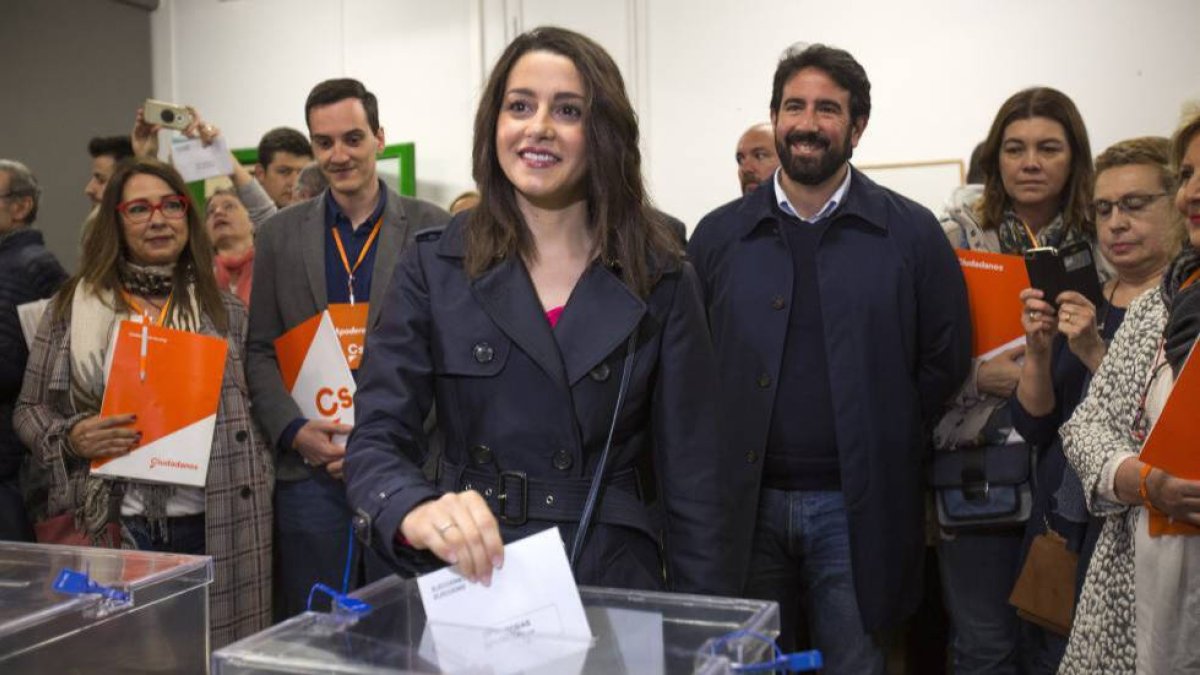 Inés Arrimadas y, detrás, su marido, Xavier Cima.