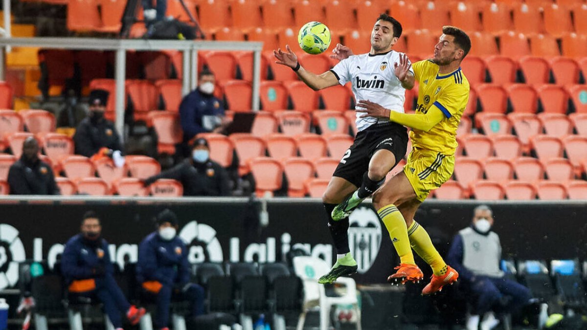 Maxi Gómez, con la camiseta del Valencia, en una jugada contra el Cádiz.