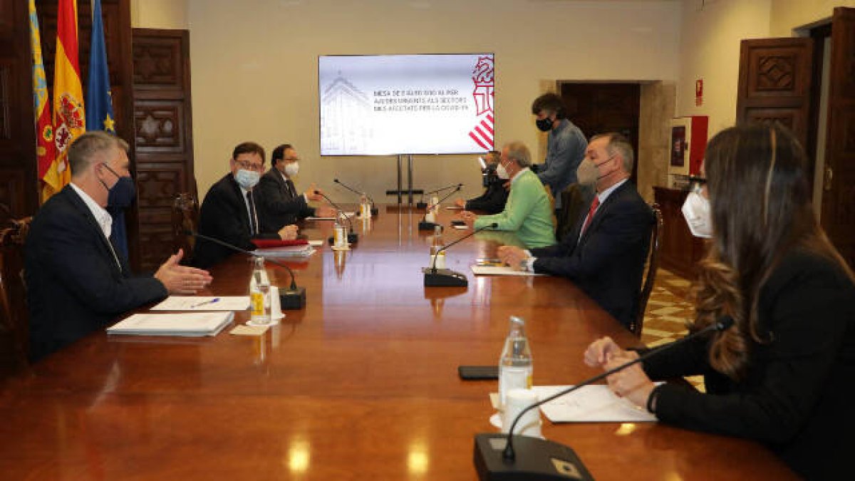 El president Ximo Puig con Juan Cruz (CCOO PV), Ismael Sáez UGT PV), Salvador Navarro (CEV), el conseller de Economía Sostenible, Rafa Climent, conseller de Hacienda, Vicent Soler, y la directora general de Coordinación del Diálogo Social, Zulima Pérez.