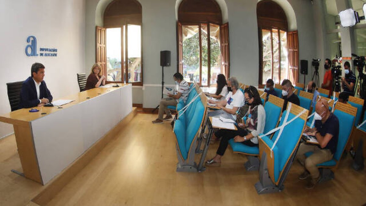 Carlos Mazón atendió las preguntas de los periodistas tras la presentación del Plan +Agua