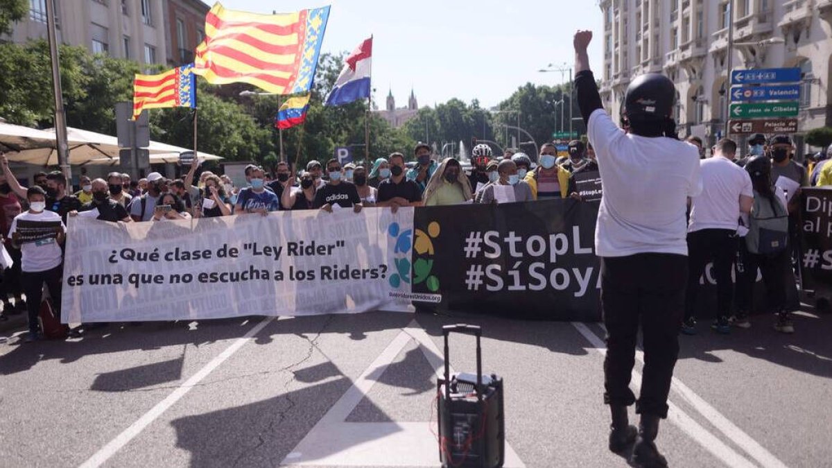 Los manifestantes con los que no quiso reunirse Yolanda Díaz.