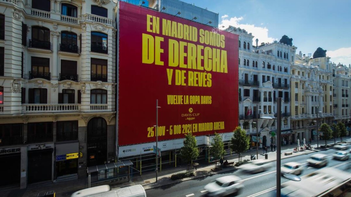 Lona de promoción de la Copa Davis en la Gran Vía de Madrid.