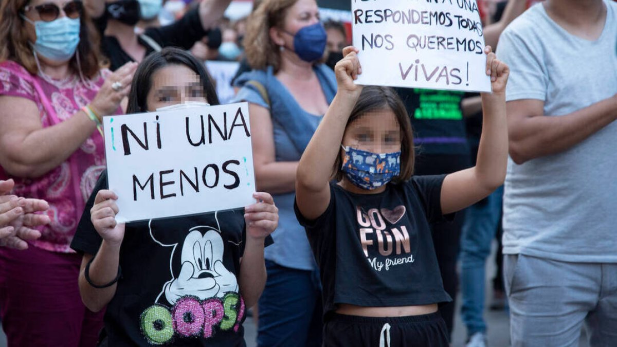 Dos niñas participan en una manifestación por el crimen de Tenerife.