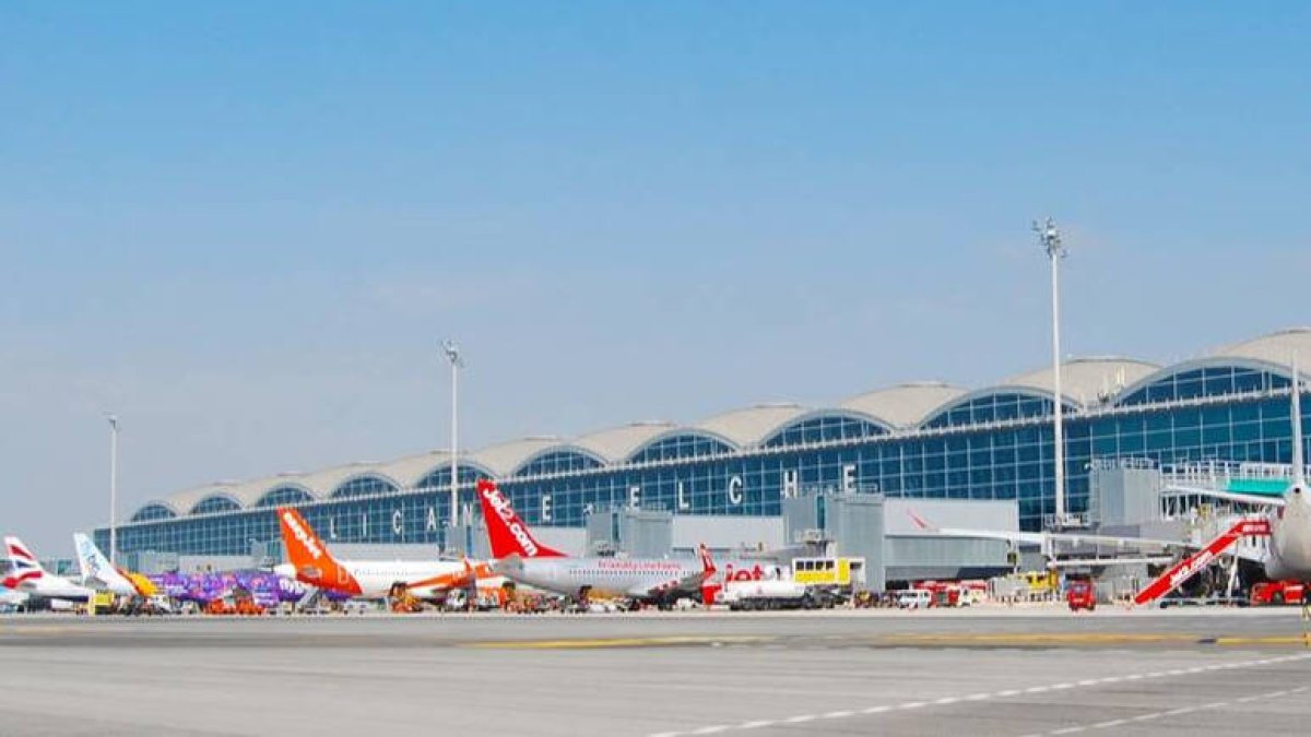 El Aeropuerto Alicante-Elche es uno de los destinos de mles de turistas británicos para enlazar con sus próximas vacaciones