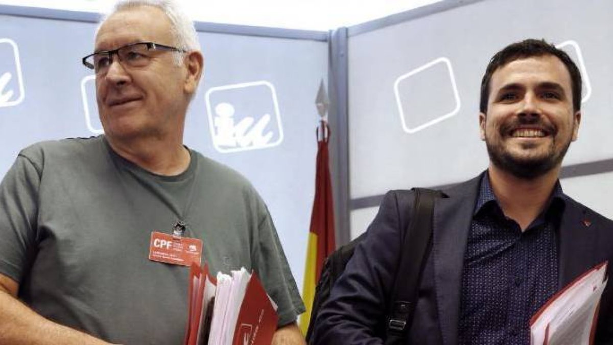 Garzón junto a Cayo Lara, a quien sucedió como líder de IU.