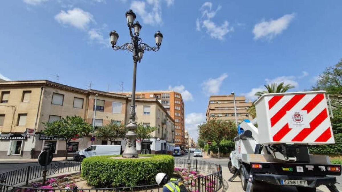 La Farola ocupa la intersección de la avenida Reina Victoria con la calle Pablo Iglesias desde mediados del siglo XX