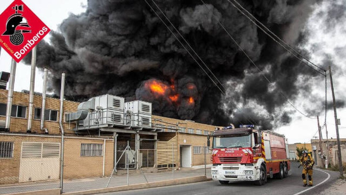 Los bomberos han tardado varias horas en controlar el fuego