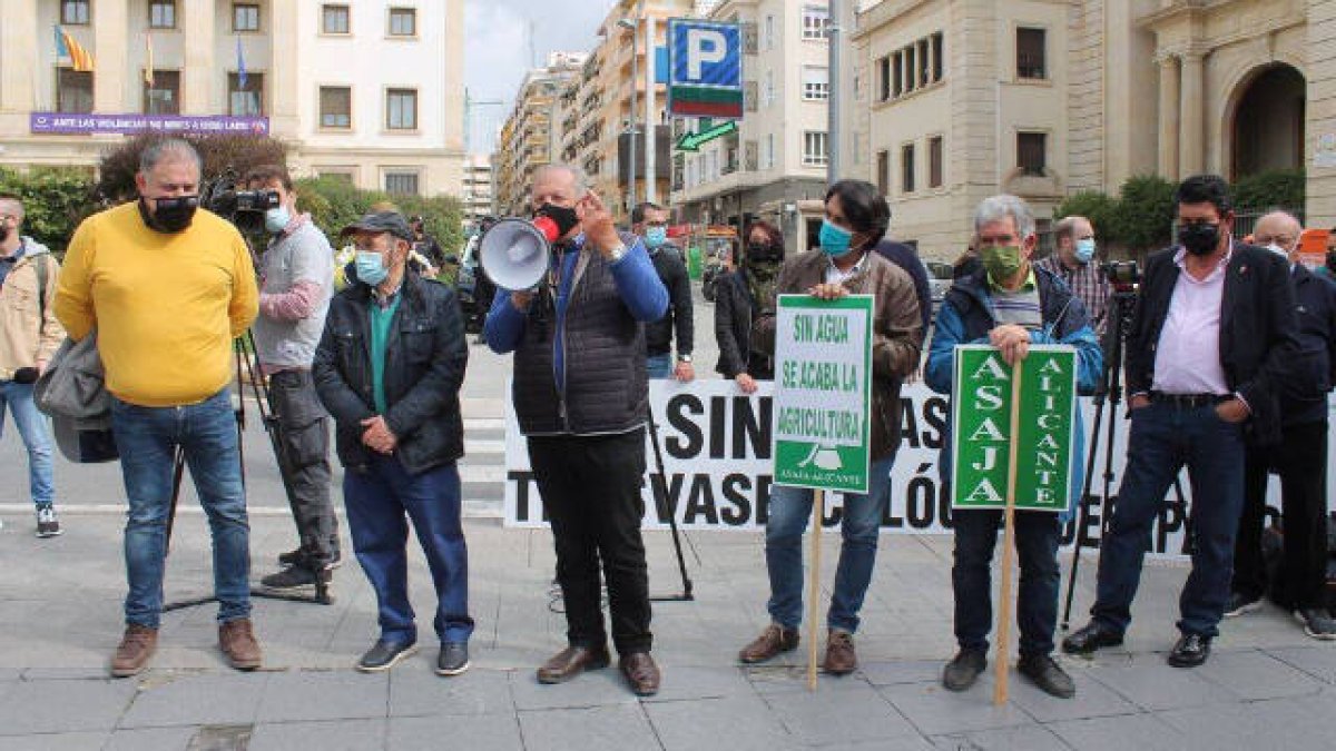 El presidente de ASAJA Alicante, Eladio Aniorte se ha dirigido a los asistentes a la concentración