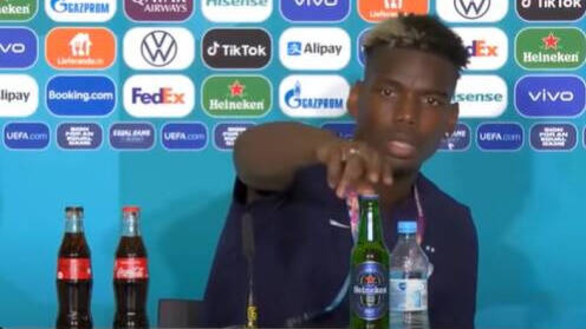 Pogba, retirando una botella de Heineken en la rueda de prensa posterior al Francia-Alemania.