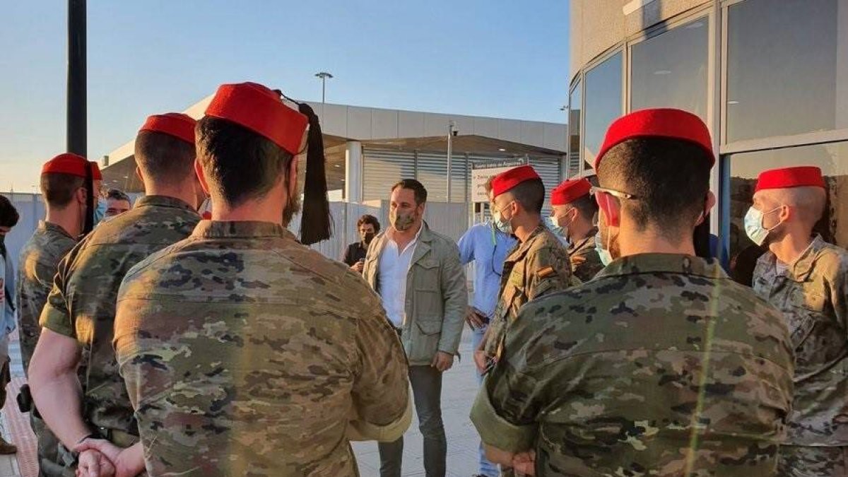 Abascal, este miércoles conversando con militares españoles en Algeciras.