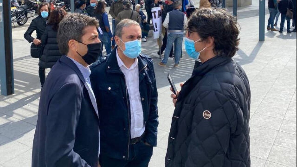 Carlos Mazón junto con los representantes de los locales de ocio nocturno y restauración