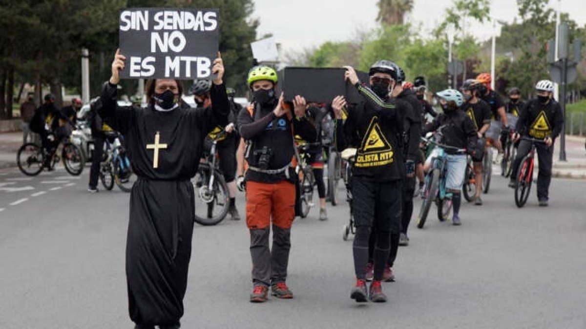 Manifestación de los ciclistas de montaña escenificando la muerte del deporte