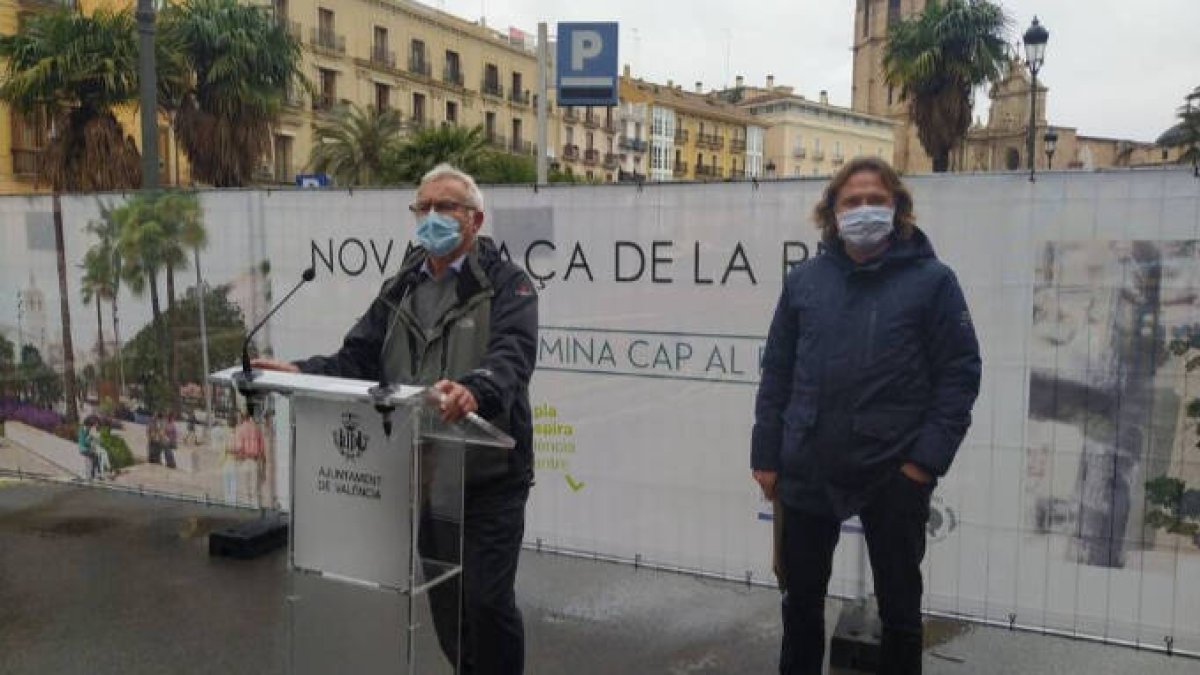 El alcalde de Valencia, Joan Ribó, junto al concejal de Movilidad Sostenible, Giuseppe Grezzi, durante la presentación de la nueva plaza de la Reina