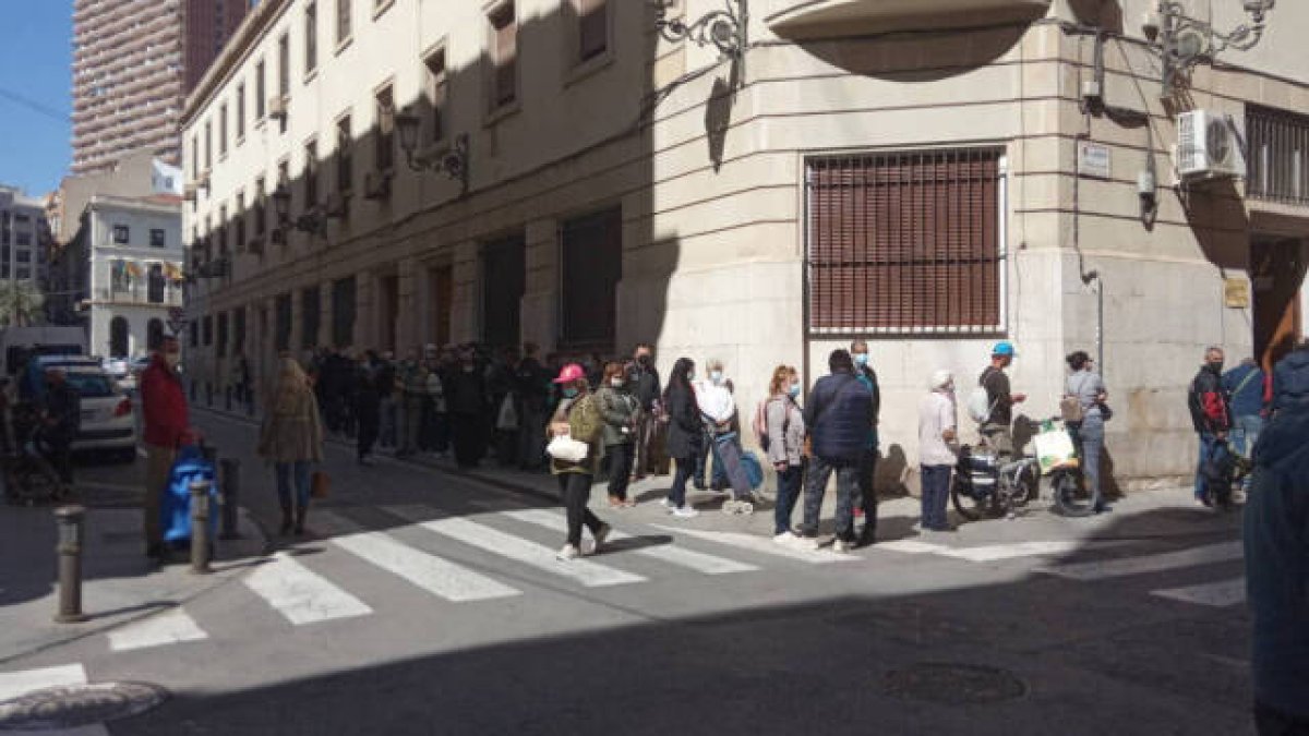 Colas en el local de Cáritas de la parroquia de Nuestra Señora de Gracia de Alicante