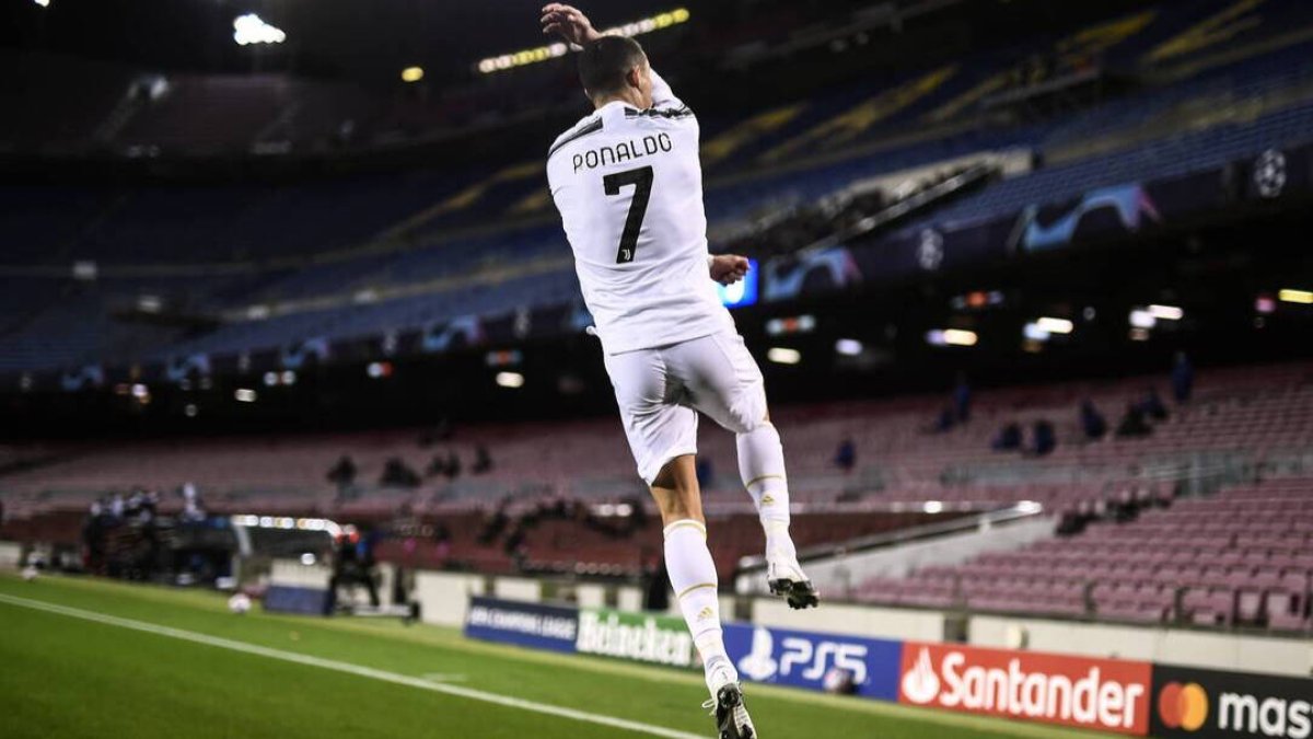 Cristiano Ronaldo, celebrando, con la camiseta de la Juventus, un gol en el Nou Camp.