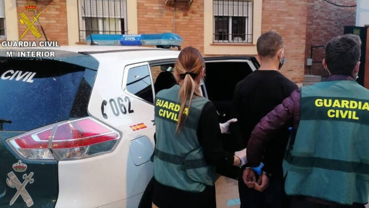 Detenido un acusado de lanzar una encimera de mármol desde una azotea durante una desocupación