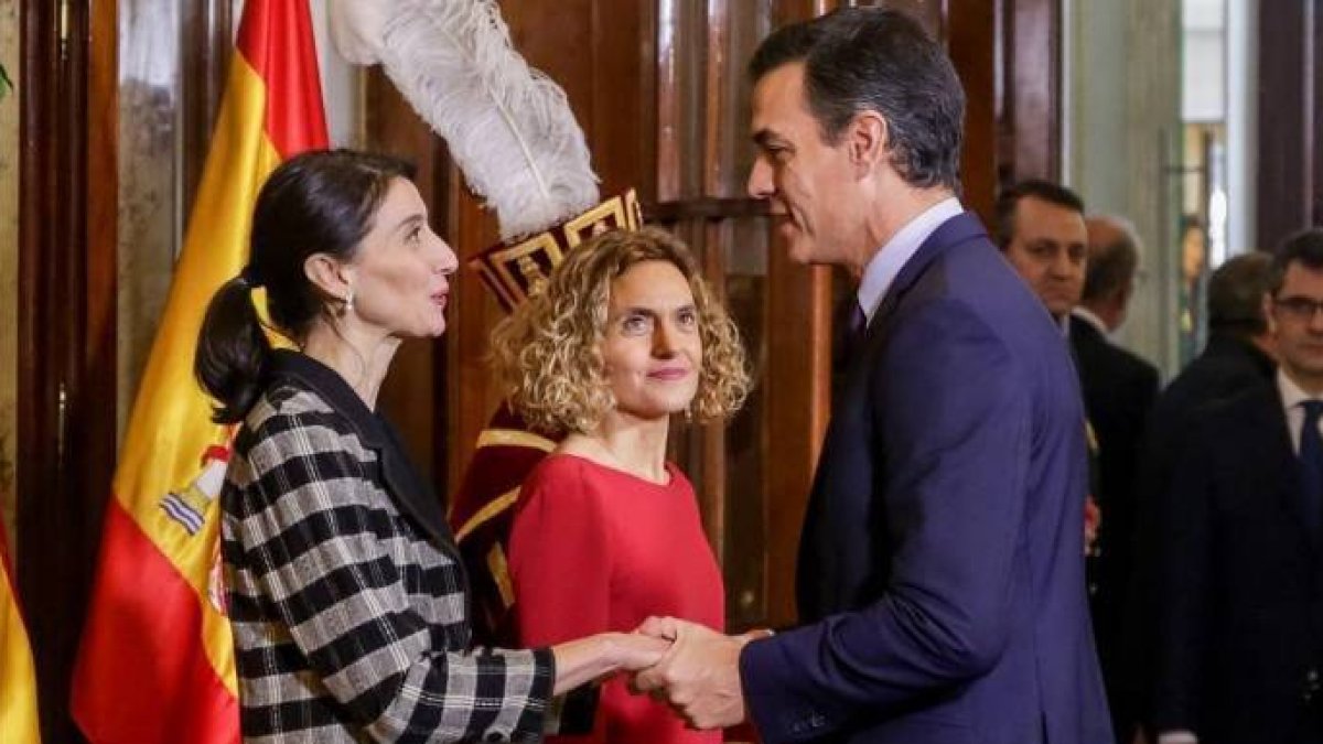 Sánchez saluda a la presidenta del Senado en presencia de la del Congreso.