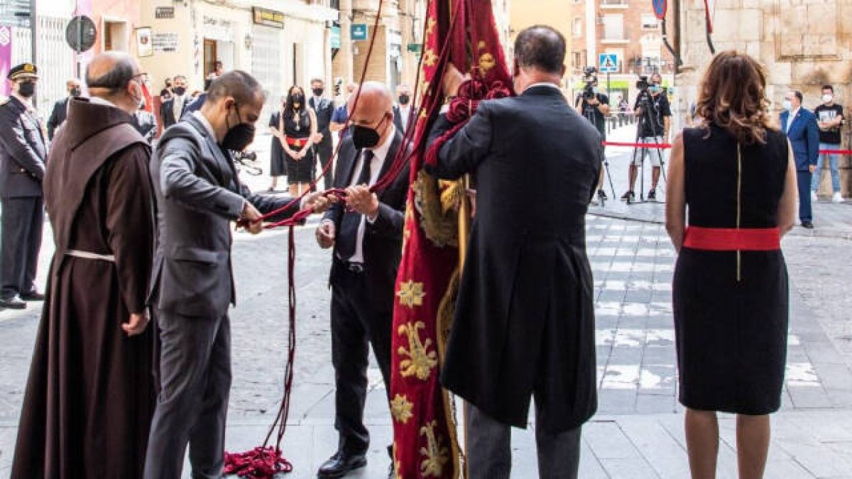 el alcalde de Orihuela, Emilio Bascuñana, con la Gloriosa Enseña del Oriol