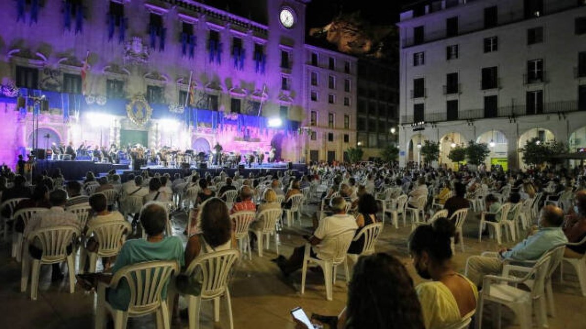 La plaza del Ayuntamiento de Alicante repleta para rendir honores a la patrona de la ciudad