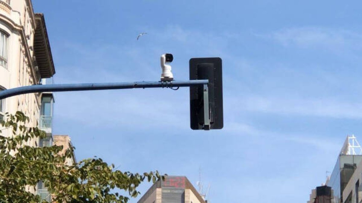 Una de las cámaras instalada en un semáforo de la Rambla