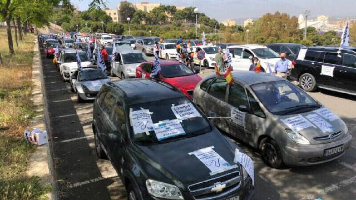 Un momento de la caravana en su punto de salida en Alicante