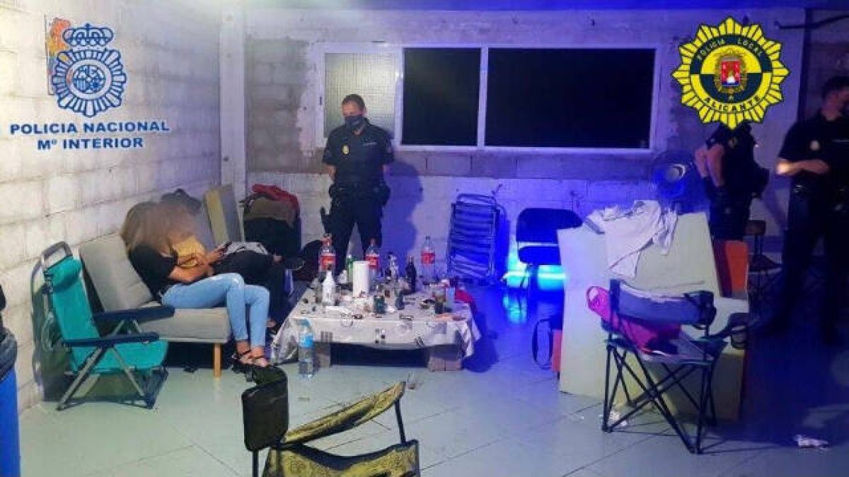 Los agentes descubrieron en el interior de la nave varias estancias con sofás y sillas de playa