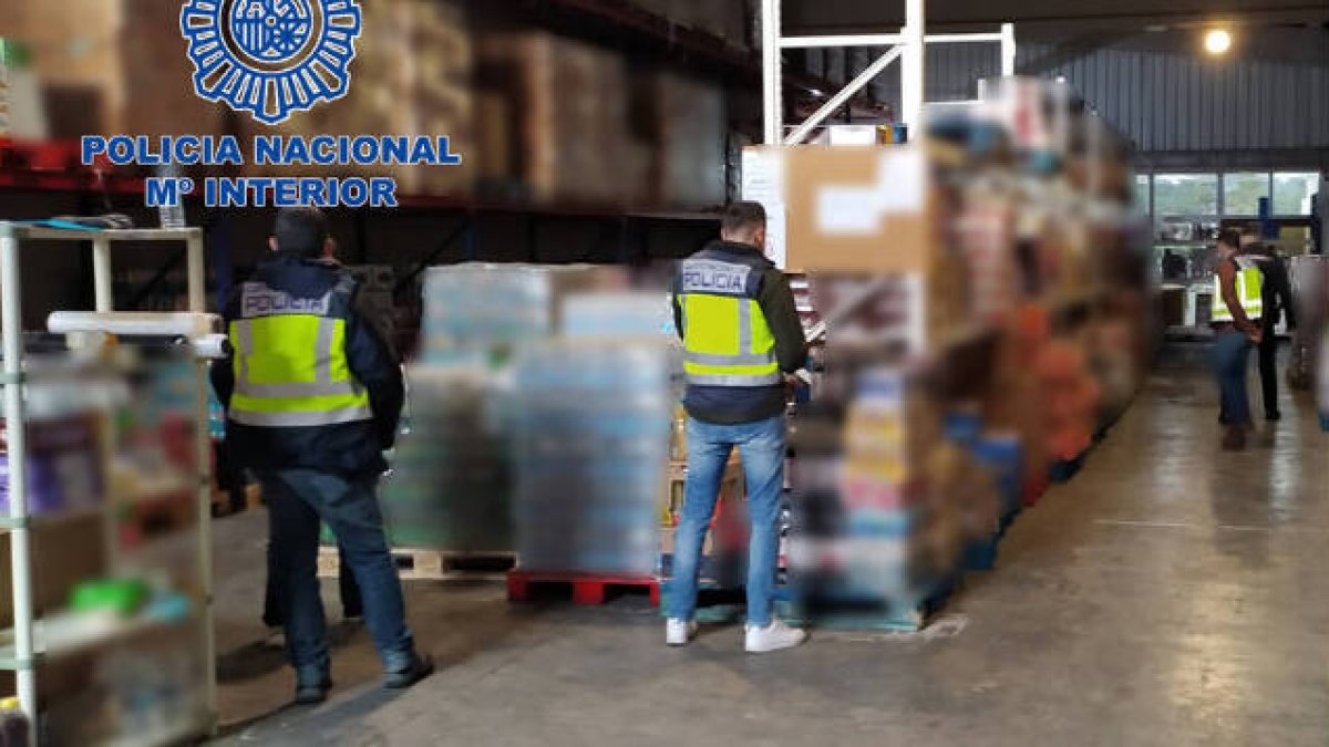 Los agentes han incautado los productos caducados en varias naves industriales