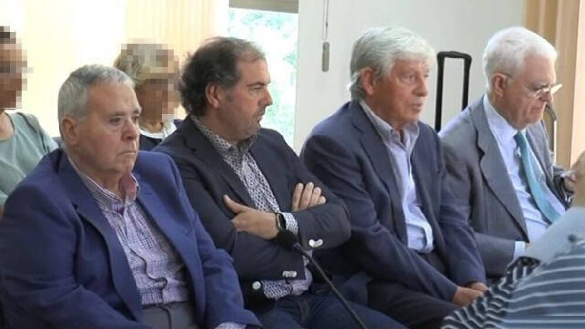 El ex alcalde Luis Díaz Alperi y los otros tres absueltos en una fotografía de archivo tomada durante la celebración del juicio en junio de 2018