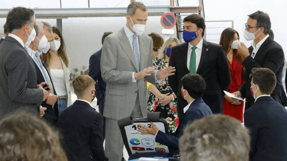 Felipe VI ha hablado con los jóvenes estudiantes participantes en la jornada