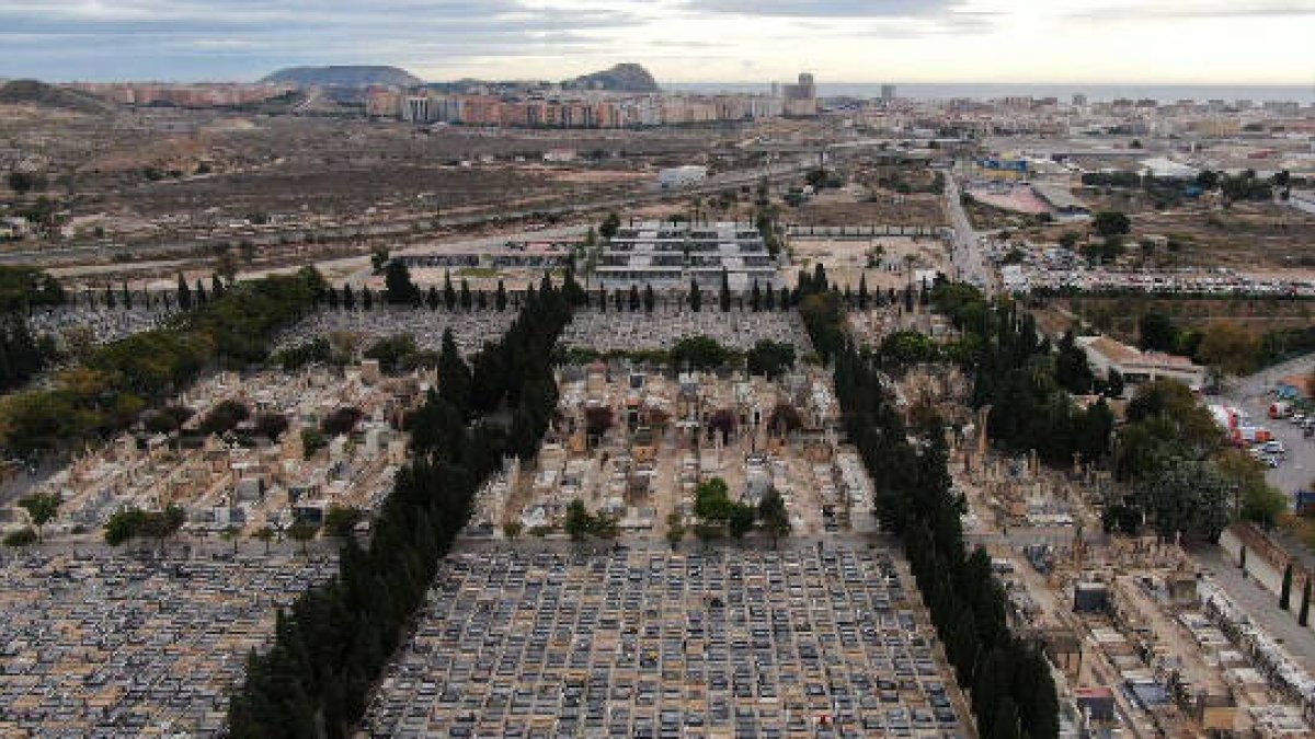 Vista aérea del cementerio de Alicante / Dron Policía Local