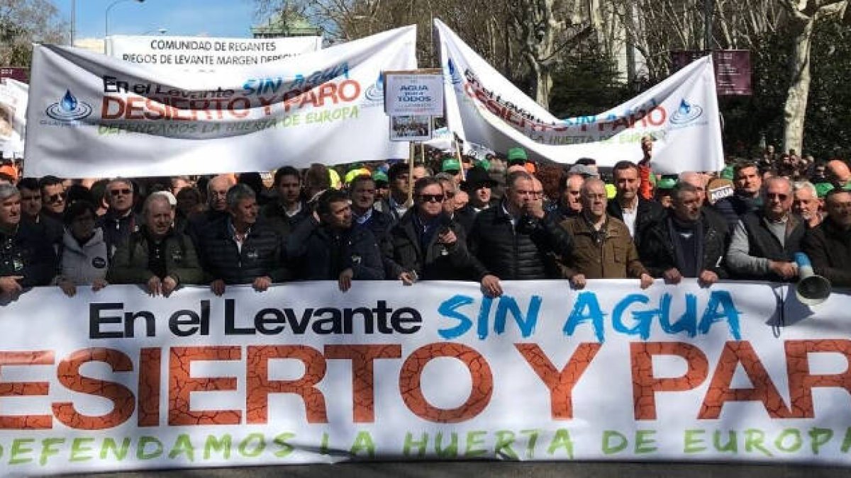 Los regantes alicantinos durante una de las últimas protestas contra los recortes del Trasvase, donde también estaba el alcalde socialista de Elche, Carlos González