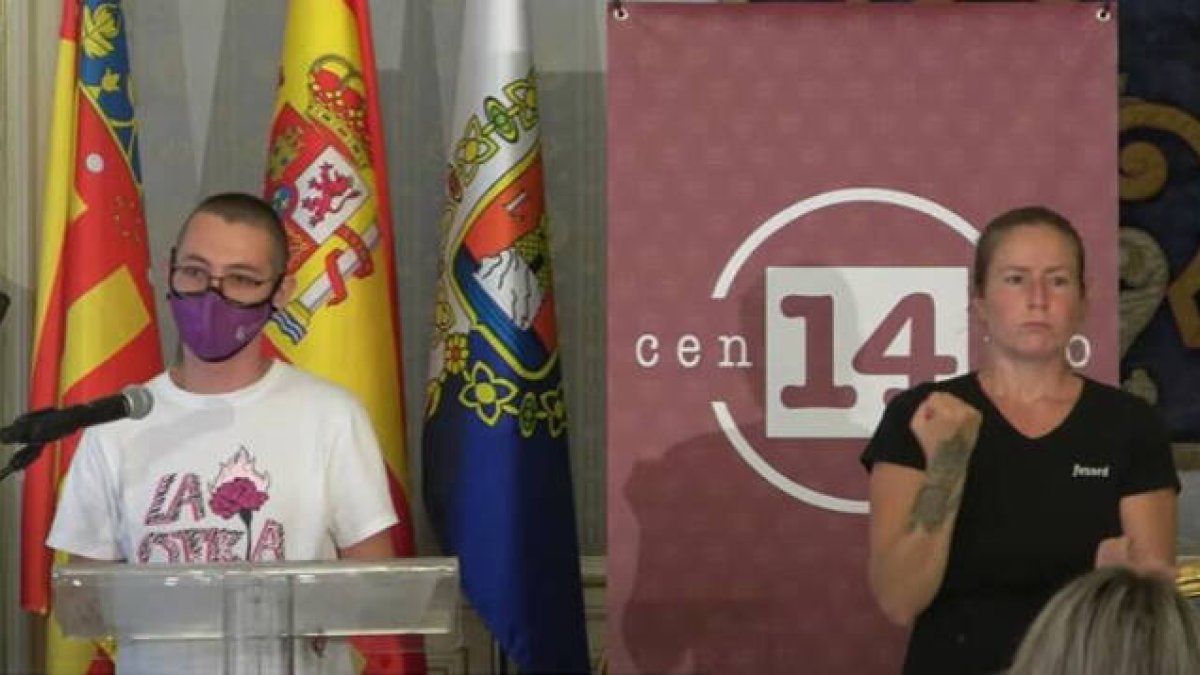 Álvar López, presidente del Consell de Juventut, junto a la intérprete de lenguaje de signos