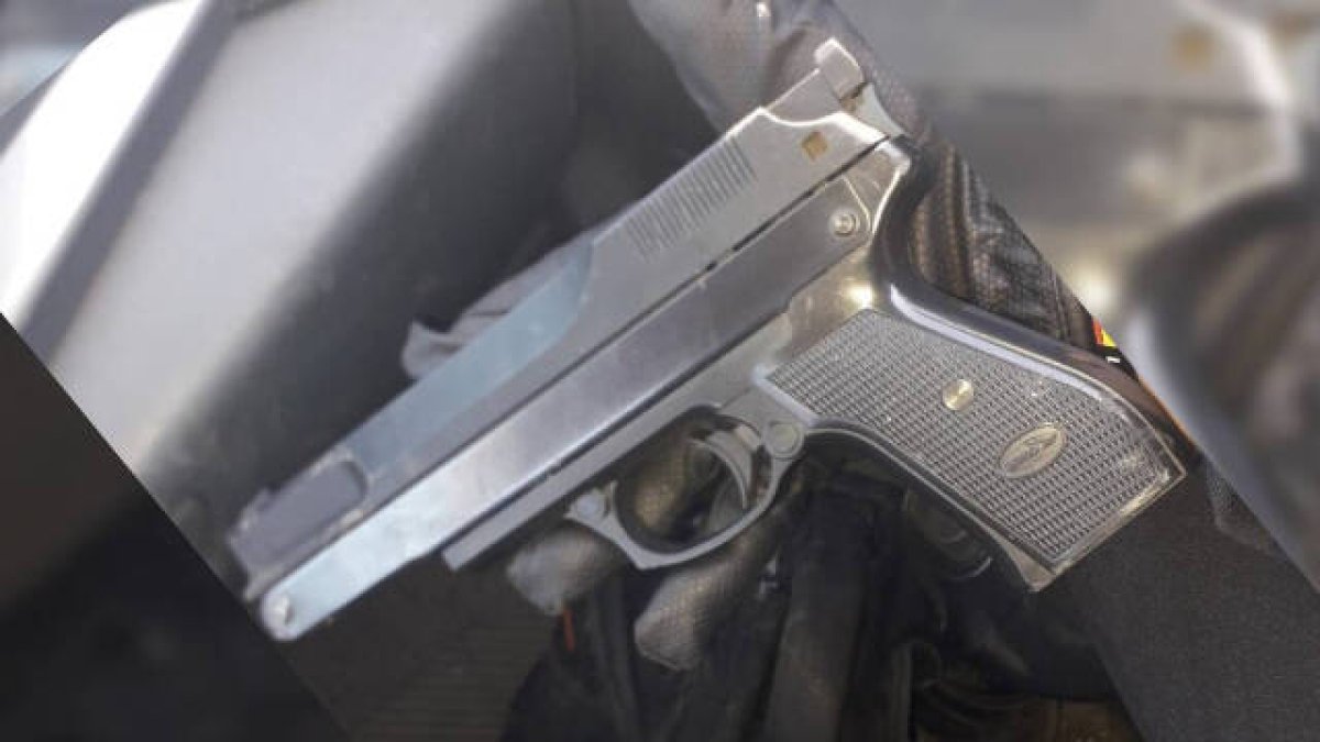 El arma simulada guarda un gran parecido con una pistola de verdad