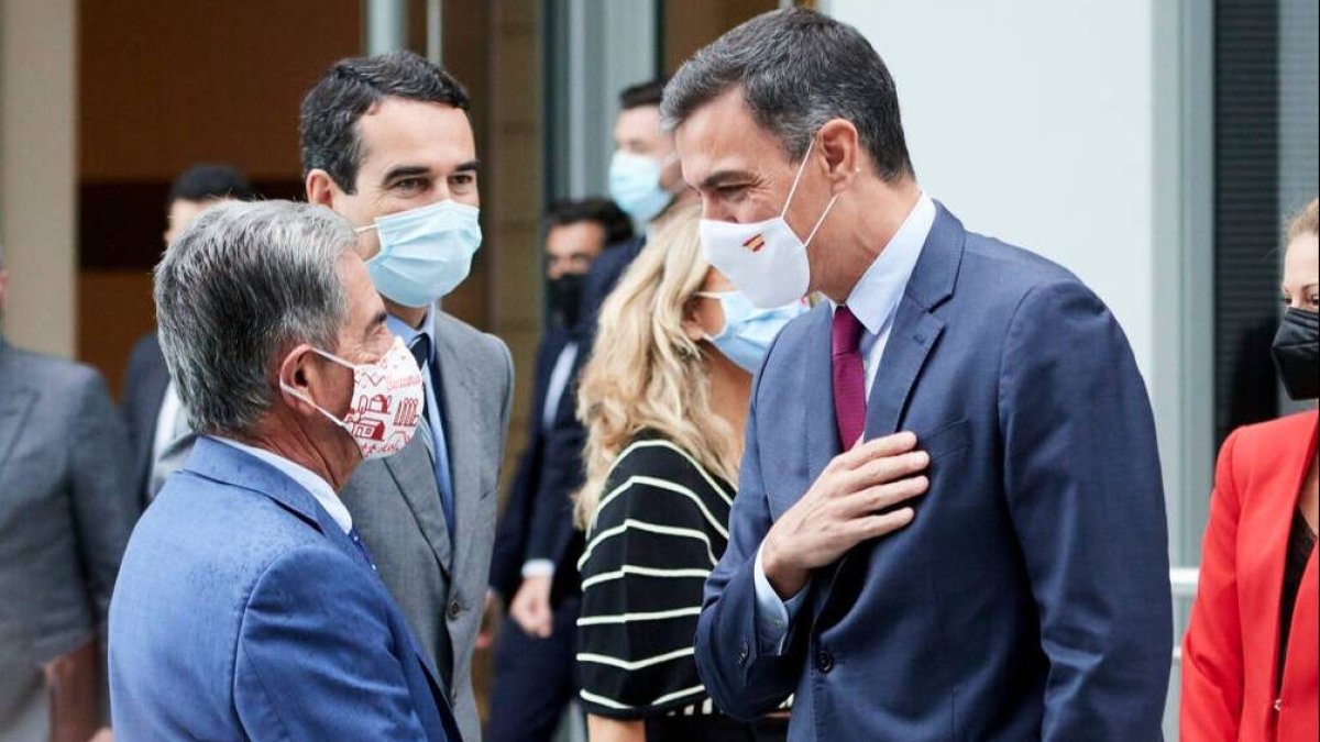 El presidente de Cantabria, Miguel Ángel Revilla, junto al presidente del Ejecutivo central, Pedro Sánchez