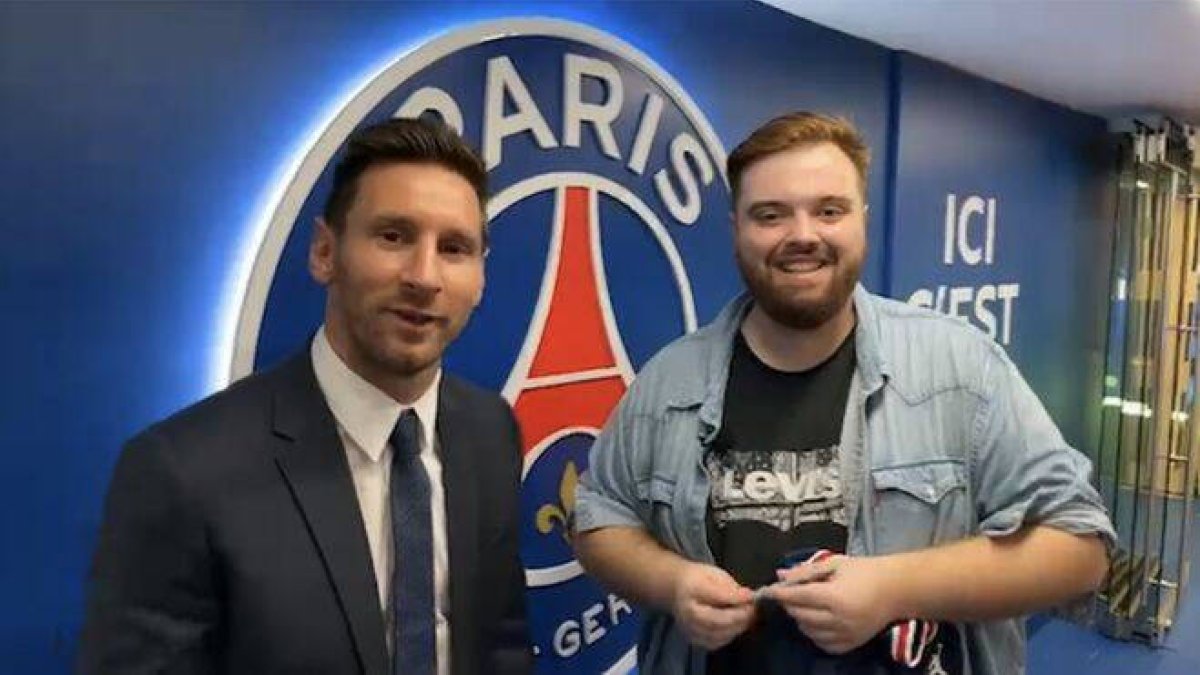 Messi con Ibai este miércoles en el campo del PSG.