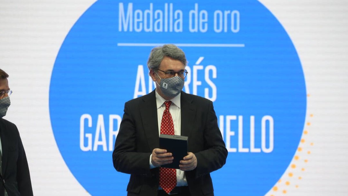 Andrés Trapiello recogiendo la medalla de Madrid.