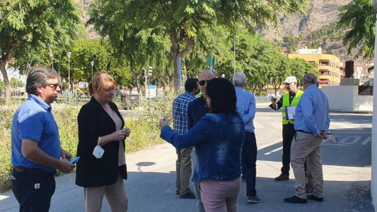 Ana Serna, vicepresidenta segunda y diputada de ciclo hídrico y Nelly Ruiz, alcaldesa de Redovan junto a los tecnicos de ambas administraciones.