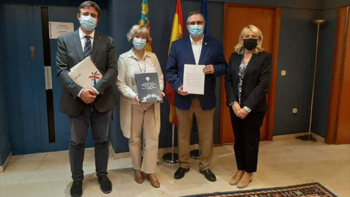 El director General de Turismo, Herick Campos, ha recibido una copia del documento con el que la Semana Santa de Alicante pide el reconocimiento nacional