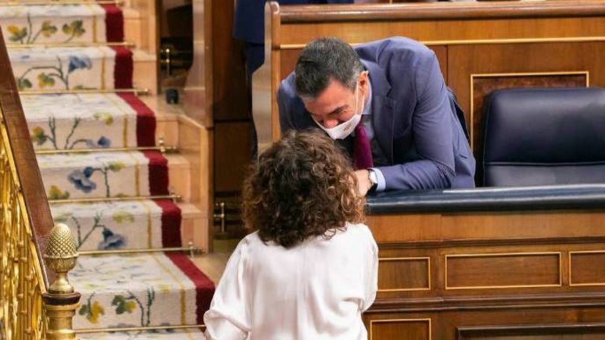 Sánchez felicita a Montero tras salvar sus PGE de 2022.