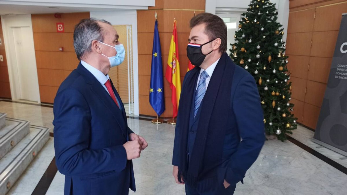 El presidente de la CEV (izquierda), Salvador Navarro, charlando con el ministro de Industria de Paraguay, Luis Castiglioni