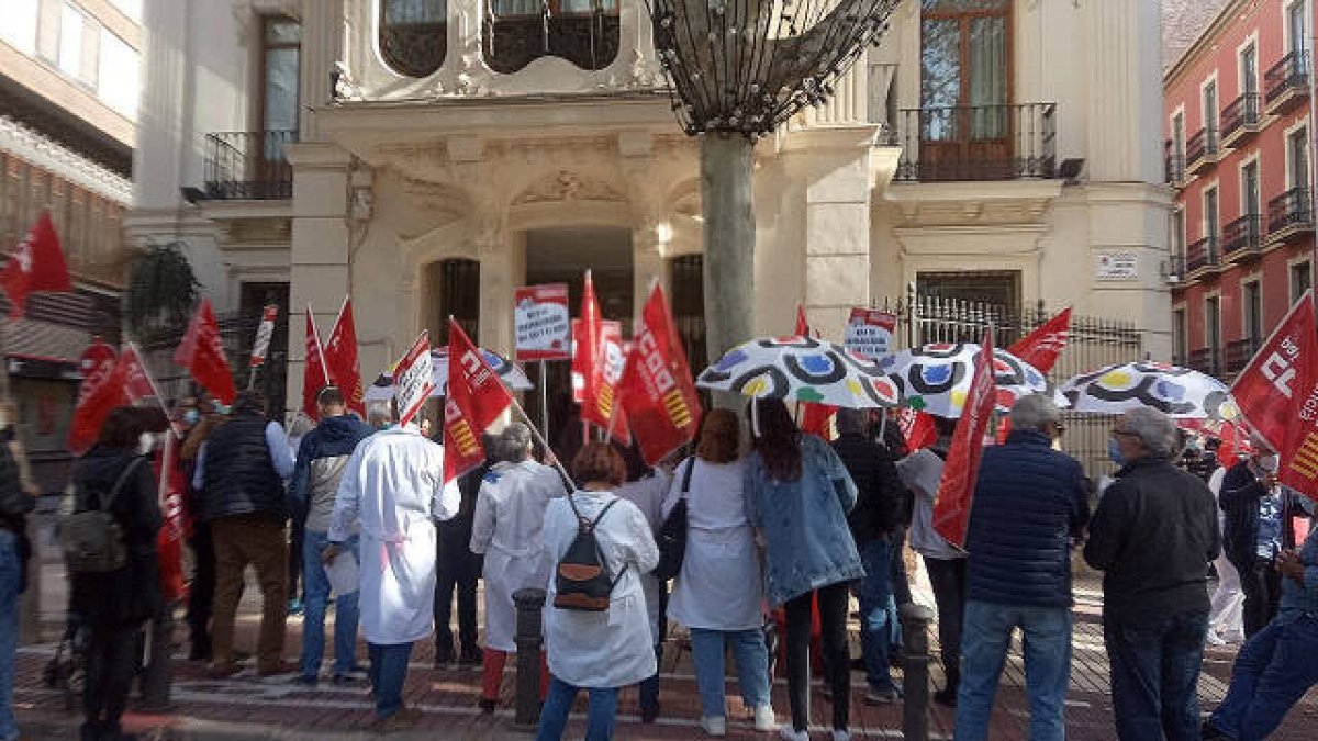 Alrededor de medio centenar de sanitarios del CICU se han concentrado frente a la sede del Consell en Alicante