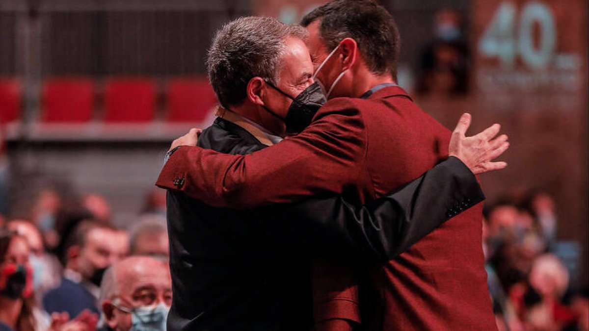 Abrazo entre José Luis Rodríguez Zapatero y Pedro Sánchez