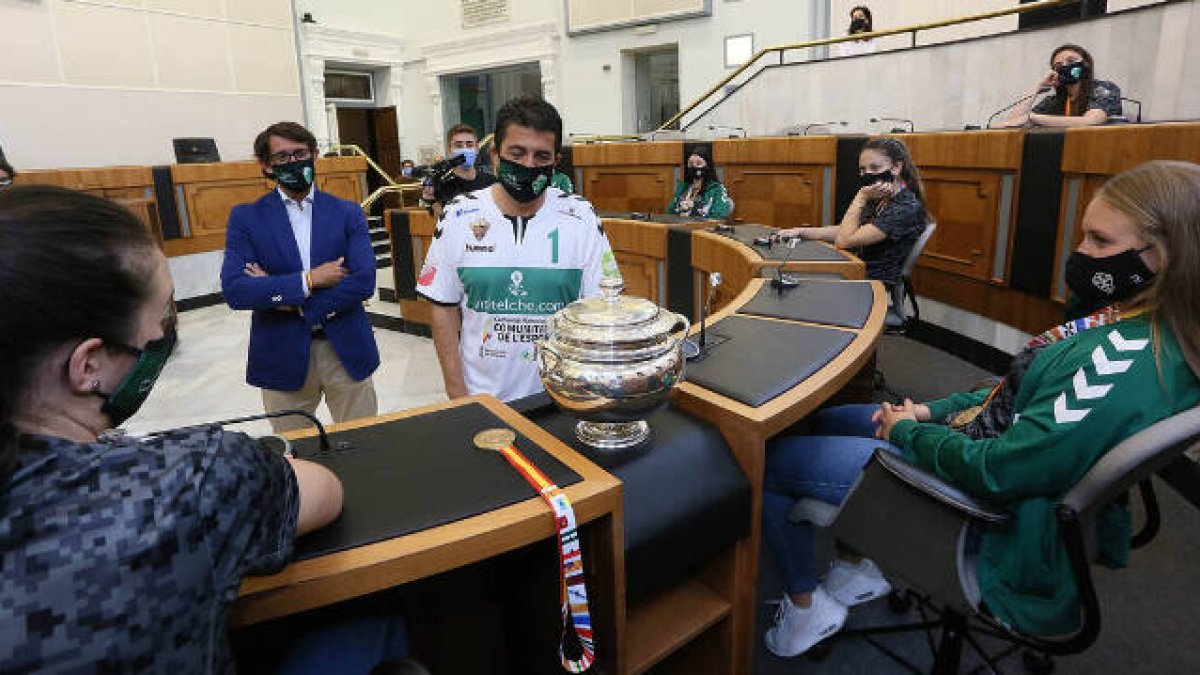 Carlos Mazón junto a las chicas del CB Elche, campeonas de la Copa de la Reina