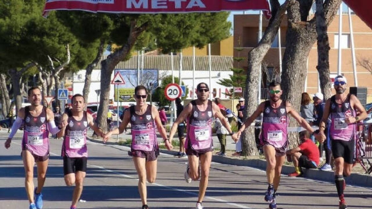 La prueba aspense se compone de Media Maratón de 21.1 km, una 11K y una 5K, organizada por el Club de Atletismo Aspis