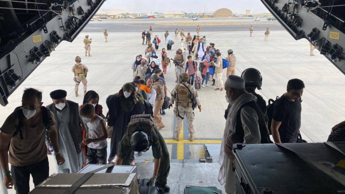 El primero de los aviones españoles embarcando a los evacuados.